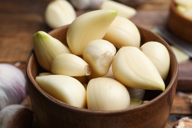 Fresh garlic in bowl, closeup. Organic product