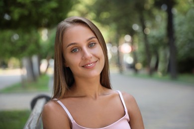 Photo of Portrait of beautiful young woman in park