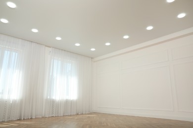 Empty room with windows and white wall