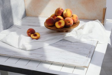 Stand with juicy peaches and double-sided backdrops in photo studio