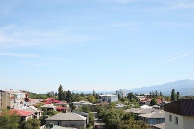 Photo of Picturesque view of cityscape and mountains under blue sky