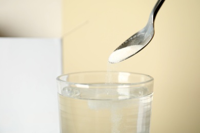 Cold relief powder dissolving in water, closeup