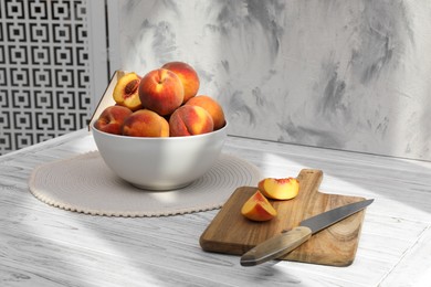 Bowl of juicy peaches and double-sided backdrop in photo studio