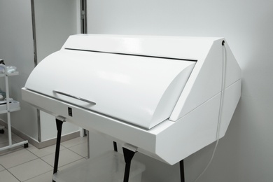 Closed ultraviolet sterilizer for medical instruments in modern clinic