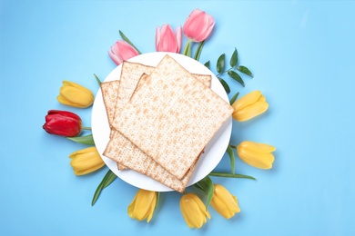 Composition with matzo and flowers on color background, top view. Passover (Pesach) Seder