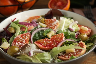 Bowl of delicious sicilian orange salad on table, closeup