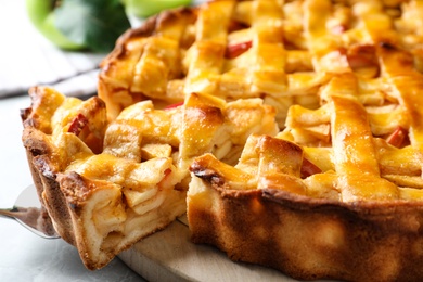 Fresh traditional apple pie on table, closeup