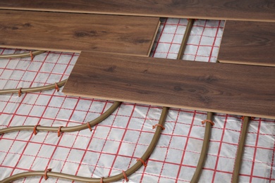 Installing new wooden laminate over underfloor heating system