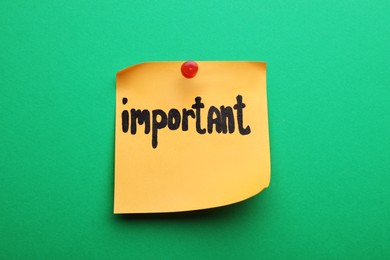 Paper note with word Important pinned on green background