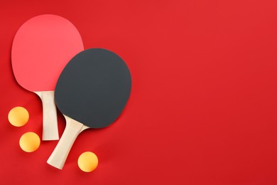 Ping pong rackets and balls on red background, flat lay. SPace for text